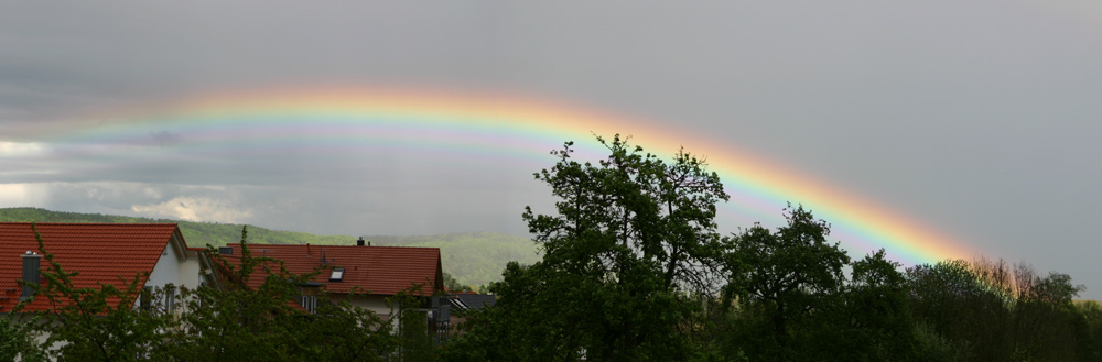 Regenbogen mit Interferenzstreifen