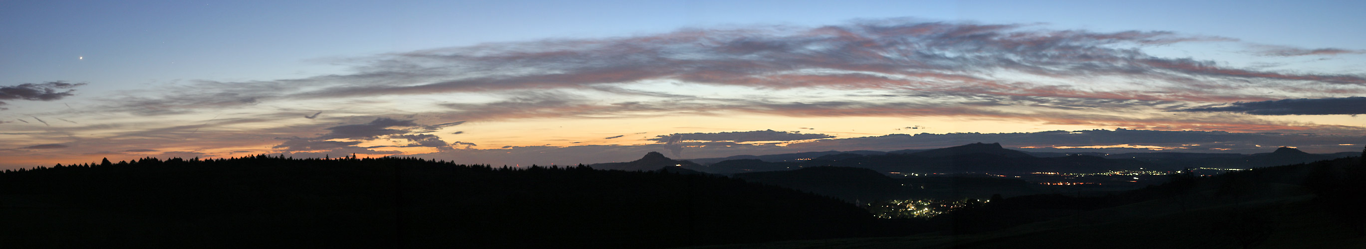 Hegaupanorama mit Hohentwiel, Hohenstoffeln und Hohenhewen und dem Planet Venus im Abendrot