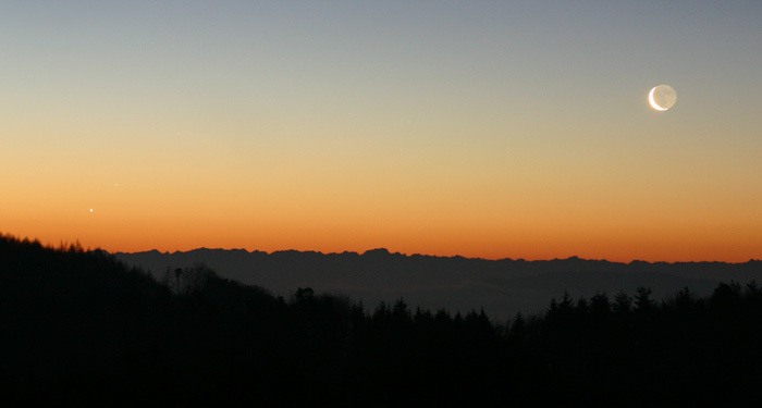 Merkur, Venus und Mond bzw. Mondsichel ber den Alpen