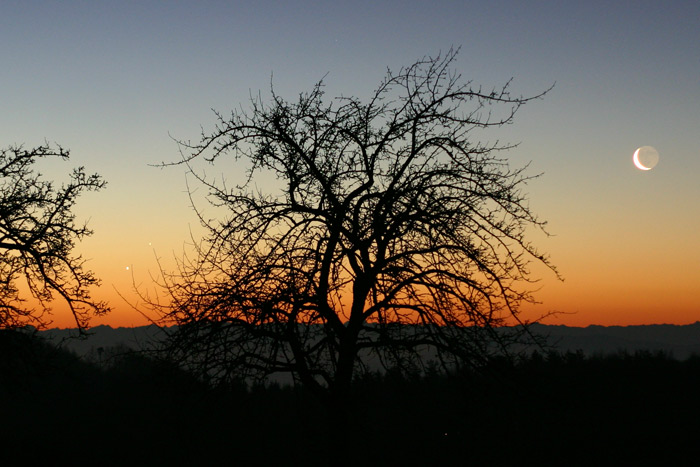 Merkur, Venus und Mond bzw. Mondsichel ber den Alpen