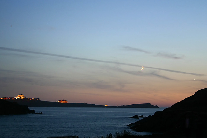 Mond, Venus und Jupiter ber Newquay Beach, Cornwall