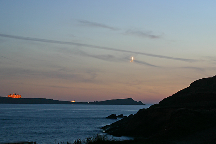 Mond, Venus und Jupiter ber Newquay Beach, Cornwall
