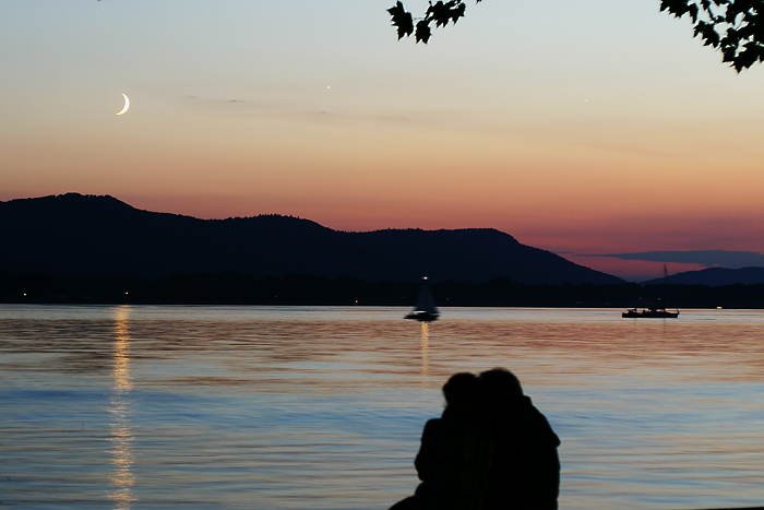 Liebespaar mit Mondsichel und Venus und Jupiter  ber Radolfzell am Bodensee, Mettnau 