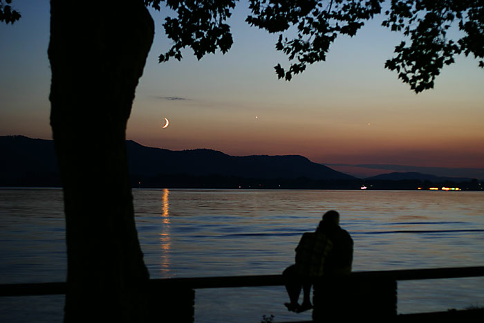 Liebespaar mit Mondsichel und Venus und Jupiter  ber Radolfzell am Bodensee, Mettnau 