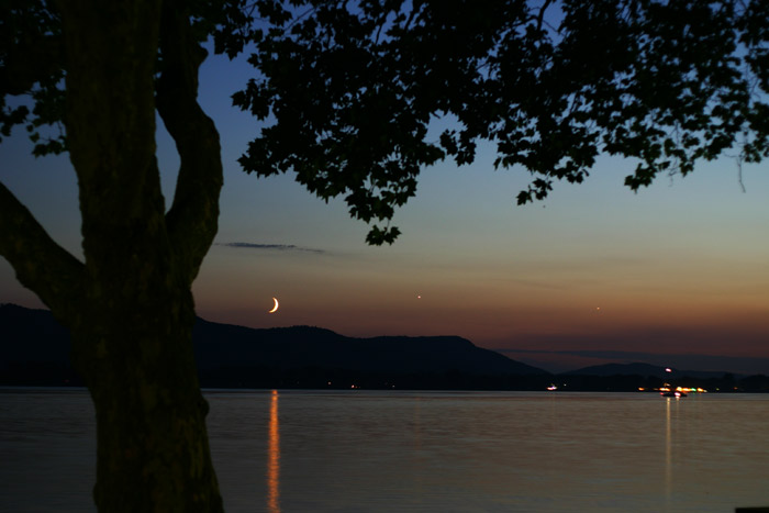 Mondsichel und Venus und Jupiter  über Radolfzell am Bodensee, Mettnau 