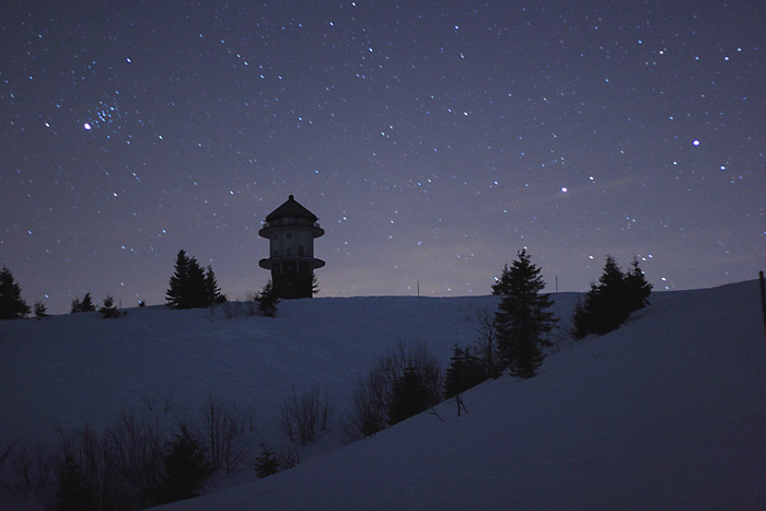 Saturnuntergang mit Feldbergturm und Sternenhimmel