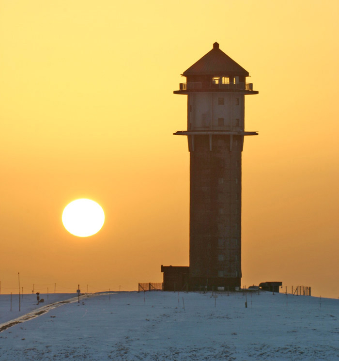 Sonnenaufgang beim Feldbergturm in Schneelandschaft auf dem Feldberg Schwarzwald