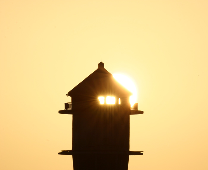 Sonnenaufgang beim Feldbergturm in Schneelandschaft auf dem Feldberg Schwarzwald