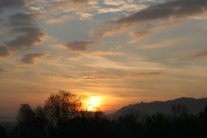 Sonnenaufgang in Wahlwies mit Ruine Bodman