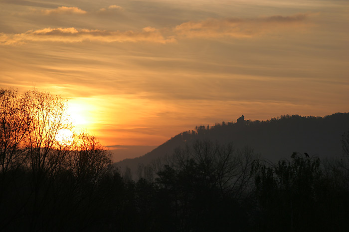 Sonnenaufgang in Wahlwies mit Ruine Bodman