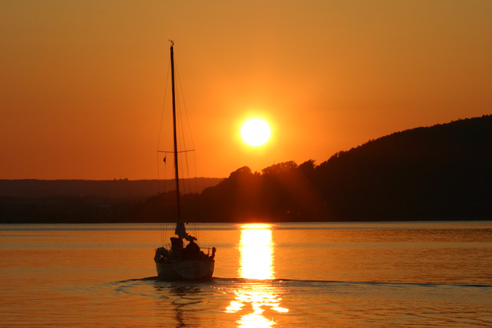 Segelschiff beim Sonnenuntergang auf dem berlinger See bei Sipplingen